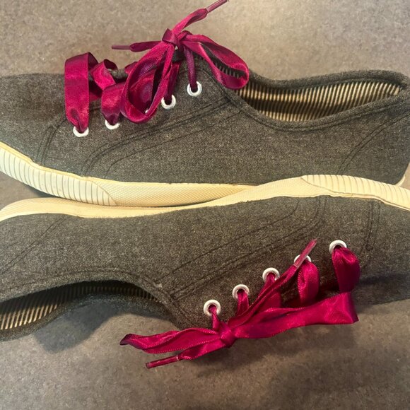 ~~Keds Womens 9.5  Gray Felt Shoes with Purple Laces      ALL FOOTWEAR ITEMS ARE - Picture 2 of 7